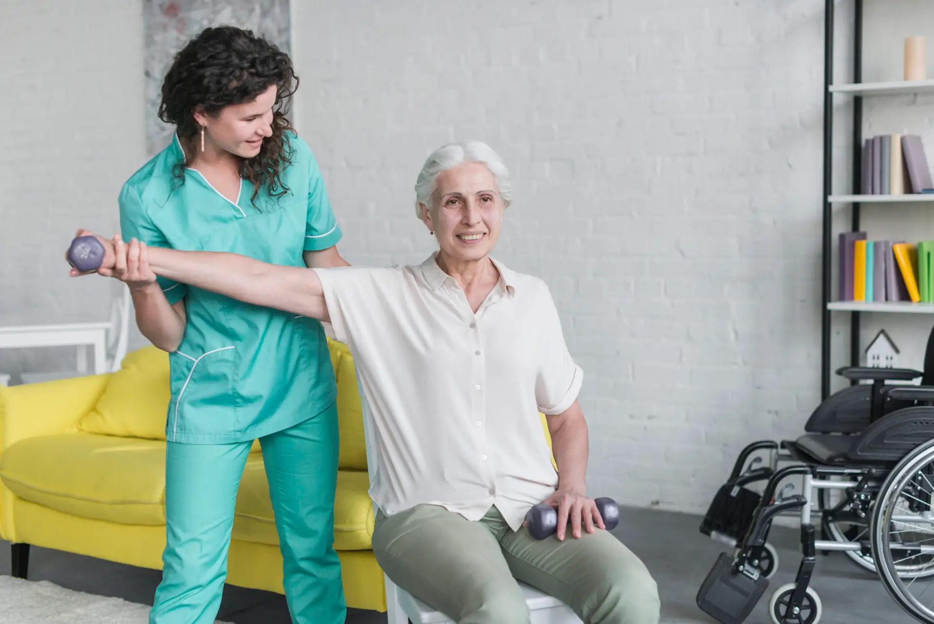 Ana Sayfa 16 Geriatri rehabilitasyonunda egzersiz yapan yaşlı kadın ve fizyoterapist